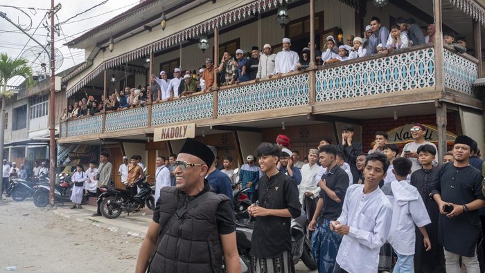 Sejumlah warga keturunan Arab memainkan tari Jepeng pada Lebaran Iwwadh di Palu, Sulawesi Tengah, Selasa (1/4/2025). Lebaran Iwwadh adalah lebaran yang dirayakan oleh komunitas warga keturunan Arab sehari setelah Idul Fitri dengan saling mengunjungi secara berombongan dan mendoakan serta berbagi dengan menyajikan aneka makanan minuman sebagai ungkapan rasa syukur dan mempererat kekerabatan. ANTARA FOTO/Basri Marzuki/rwa.