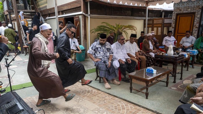 Sejumlah warga keturunan Arab memainkan tari Jepeng pada Lebaran Iwwadh di Palu, Sulawesi Tengah, Selasa (1/4/2025). Lebaran Iwwadh adalah lebaran yang dirayakan oleh komunitas warga keturunan Arab sehari setelah Idul Fitri dengan saling mengunjungi secara berombongan dan mendoakan serta berbagi dengan menyajikan aneka makanan minuman sebagai ungkapan rasa syukur dan mempererat kekerabatan. ANTARA FOTO/Basri Marzuki/rwa.