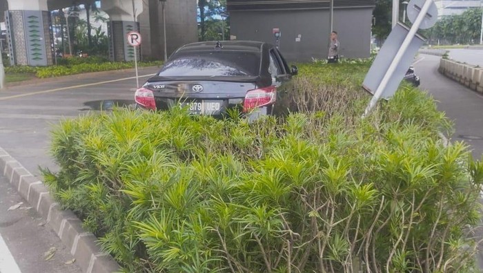 Mobil sedan mengalami kecelakaan tunggal di Jalan Jenderal Sudirman. (dok TMC Polda Metro Jaya)
