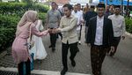 Momen Gibran Blusukan hingga Bagi Sembako di Solo