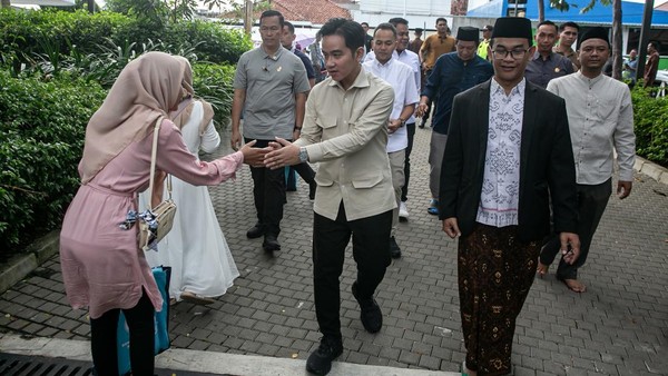 Momen Gibran Blusukan hingga Bagi Sembako di Solo