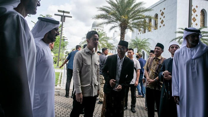 Momen Gibran Blusukan hingga Bagi Sembako di Solo Wakil Presiden Gibran Rakabuming Raka (ketiga kanan) didampingi Direktur Operasional Masjid Sheikh Zayed Munajat (kedua kanan) berbincang dengan warga saat meninjau pembagian paket sembako di Masjid Raya Sheikh Zayed, Solo, Jawa Tengah, Selasa (1/4/2025). Wakil Presiden memanfaatkan momen mudik Lebaran di Kota Solo dengan membagikan sebanyak 8 ribu paket sembako kepada masyarakat di dua lokasi Graha Saba Buana dan Masjid Sheikh Zayed. ANTARA FOTO/Mohammad Ayudha/rwa.