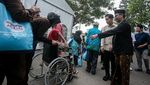 Momen Gibran Blusukan hingga Bagi Sembako di Solo