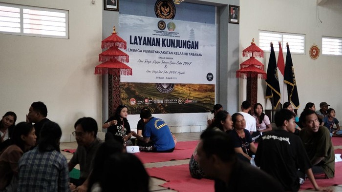 Momen keluarga dan warga binaan bertemu di Aula Candra Prabhawa Lapas Kelas IIB Tabanan, Selasa (1/4/2025). (Foto: Dok. Lapas Kelas IIB Tabanan)