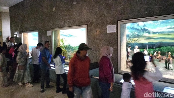 Monas menjadi salah satu destinasi wisata favorit di hari kedua libur Lebaran Idul Fitri 1446 H. Sejumlah pengunjung tak menyangka banyak diorama menarik. (Maulani M/detikcom)