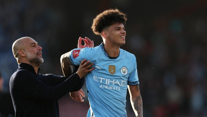 Soccer Football - FA Cup - Quarter Final - AFC Bournemouth v Manchester City - Vitality Stadium, Bournemouth, Britain - March 30, 2025 Manchester City manager Pep Guardiola celebrates with Nico OReilly after the match REUTERS/Hannah Mckay
