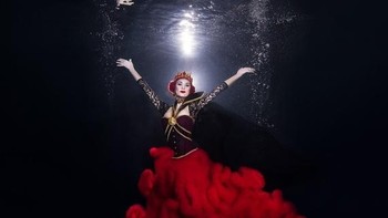 Lucie Drlikova menjuarai kategori Underwater Fashion dengan foto bertajuk Long Live the Queen!. Foto ini diambil di kolam renang dengan kedalaman 8 meter di Praha, Republik Ceko. Foto: Lucie Drlikova/Ocean Art Underwater Photo Contest 2024