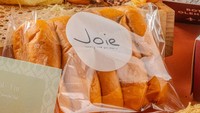 Joie Patisserie juga patut dikunjungi kalau mencari oleh-oleh. Roti sobeknya menjadi andalan banyak orang. Selain itu, juga ada pia cokelat yang kulitnya garing dan isinya lumer melimpah. Foto: Google Review/Instagram