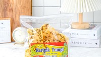 Keripik Tumpi juga bisa menjadi opsi oleh-oleh yang menarik dari semarang. Berupa rempeyek kacang hijau yang gurih renyah. Biasanya ditawarkan Rp 20.000-an per bungkus. Foto: Google Review/Instagram