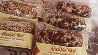 Roti unik yang patut dijadikan oleh-oleh khas Semarang adalah Roti Ganjel Rel. Roti dengan cita rasa kayu manis ini ada taburan wijen di atasnya. Banyak merek menawarkannya, ada Dyriana, Nyonya Cakery, hingga Toko Oen. Foto: Google Review/Instagram