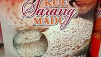 Kue sarang madu juga bisa menjadi pilihan oleh-oleh khas Semarang. Kue ini terbuat dari racikan tepung beras, santan, dan gula merah yang dibentuk menyerupai sarang madu. Merek Mahkota adalah yang terkenal. Foto: Google Review