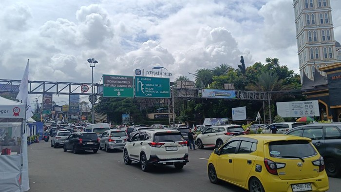 Sistem satu arah atau one way di Jalan Raya Puncak, Bogor, Jawa Barat, diberlakukan pada masa libur Lebaran 2025. One way diberlakukan dari arah Jakarta menuju Puncak, Selasa (1/4/2025).