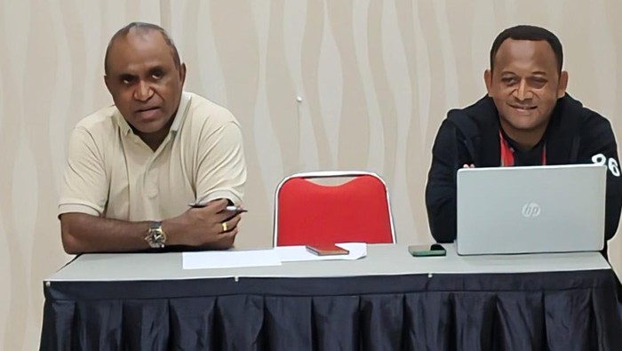 Panpel Liga 4 Papua Barat Daya saat menggelar konferensi pers.