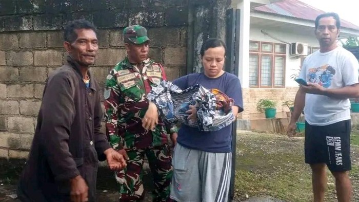 Bayi laki-laki ditemukan di pinggir jalan raya Kelurahan Kayu Putih, Kecamatan Oebobo, Kota Kupang, NTT. (Istimewa).