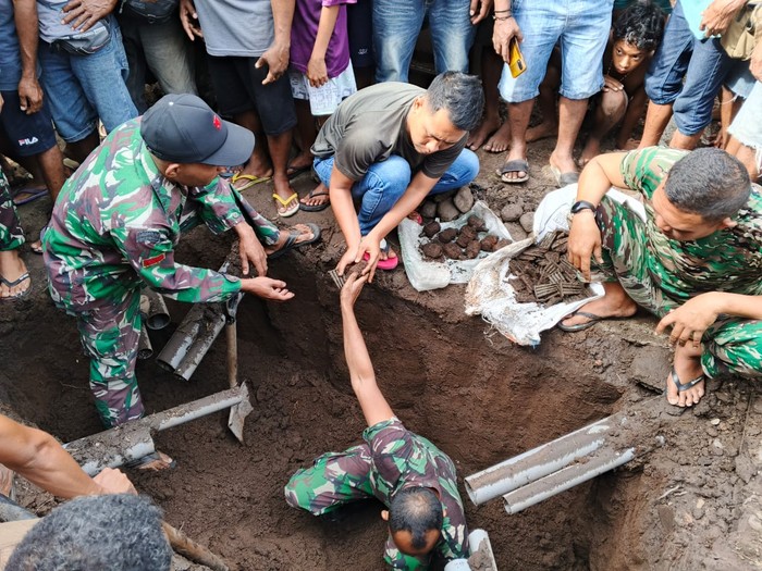 Anggota TNI mengevakuasi granat dan peluru yang ditemukan terkubur di dekat pengungsian erupsi Lewotobi, Flores Timur, Selasa (1/4/2025).