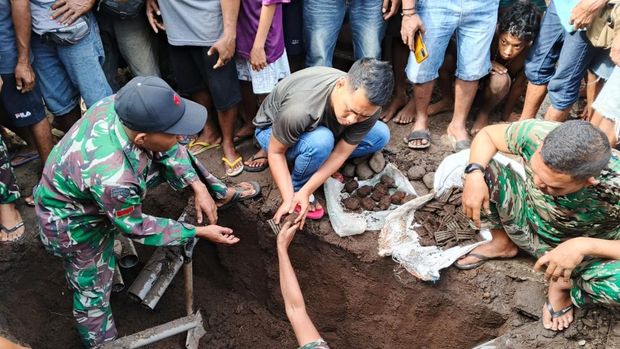Anggota TNI mengevakuasi granat dan peluru yang ditemukan terkubur di dekat pengungsian erupsi Lewotobi, Flores Timur, Selasa (1/4/2025).