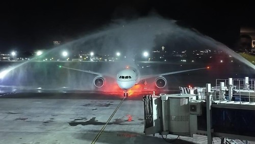 Pesawat Saudia Airlines tipe Boeing 787-900 Dreamliner mendarat pertama kali di Bandara I Gusti Ngurah Rai, Bali, Senin (31/3/2025). (Foto: Dok. Humas Bandara I Gusti Ngurah Rai)