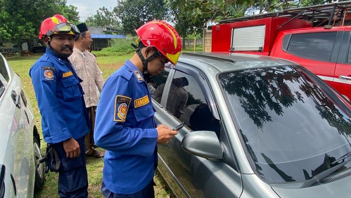 Petugas damkar Bogor evakuasi kunci mobil warga yang tertinggal di dalam mobil.
