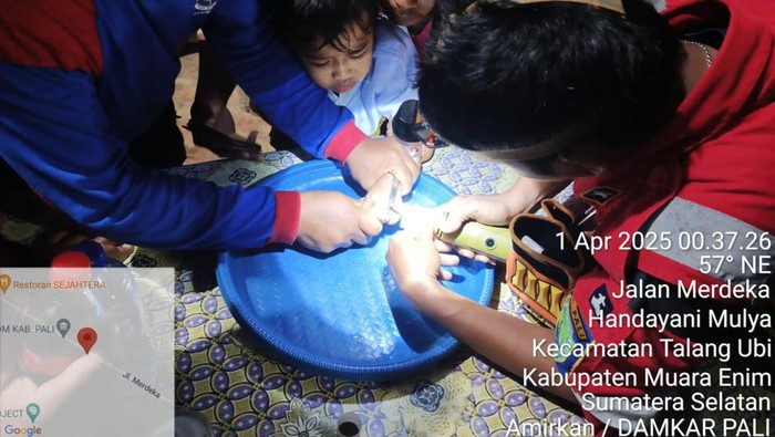 Petugas Damkar PALI berusaha lepaskan cincin di tangan anak
