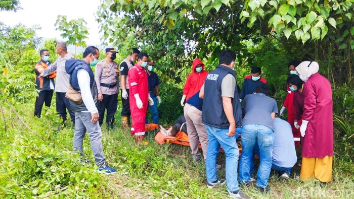 Petugas saat mengevakuasi mayat perempuan tanpa identitas di sungai Code, Pandes 1, Wonokromo, Pleret, Bantul, Selasa (1/4/2025).
