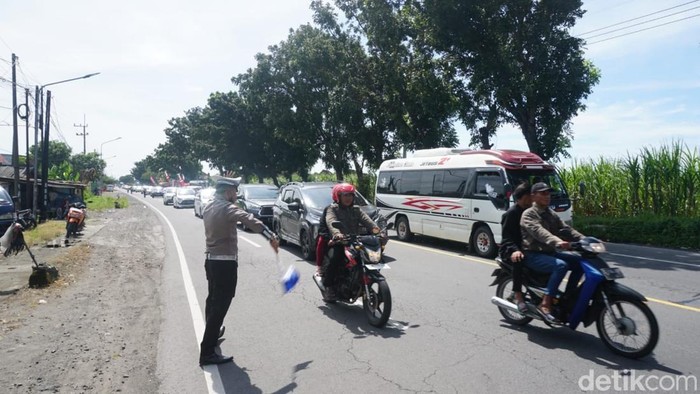 Polisi Buka 3 Lajur untuk Urai Kepadatan di Jalur Arteri Jombang ke Kediri