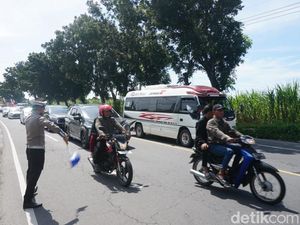 Polisi Buka 3 Lajur Urai Kepadatan Mobil Pemudik di Arteri Jombang ke Kediri
