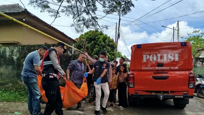 Polisi mengevakuasi penemuan mayat pria di Lubuklinggau