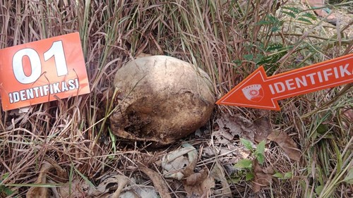 Polisi saat melakukan olah TKP penemuan tulang belulang lansia bernama Aloysius Kapitan di Kampung Nenonasi, Desa Taekas, Kecamatan Miomaffo Timur, TTU, NTT. (Foto: Dok. Polres TTU)