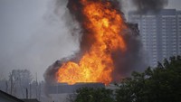 Sementara, foto lain menunjukkan api yang mulai mengecil diduga karena tekanan gas semakin berkurang. Ledakan itu pun membuat tanah di sekitar lokasi membentuk kubangan besar. AP Photo/Vincent Thian