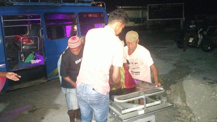 Pria tewas dibacok saat dievakuasi di Maluku Tengah.