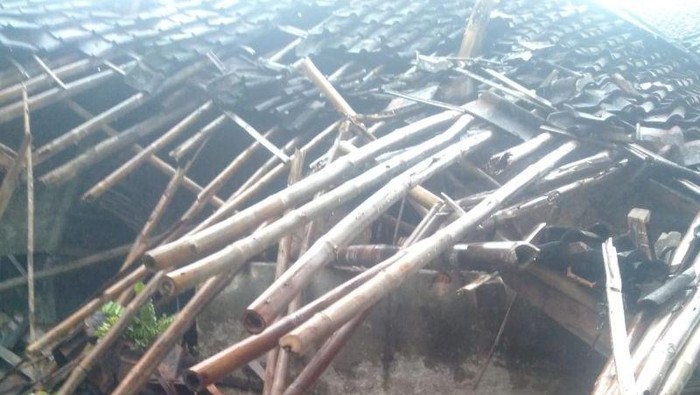 Rumah di Lebak Banten roboh usai diterjang hujan dan angin kencang
