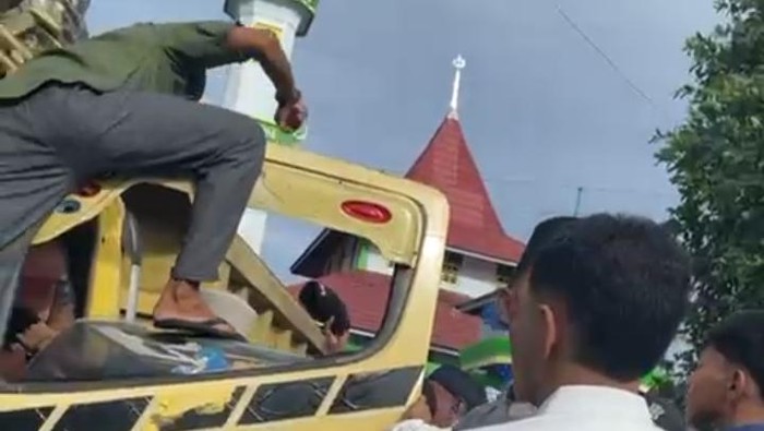 Sejumlah jemaah salat Id melayangkan pukulan ke sopir truk angkutan sampah di Ternate.