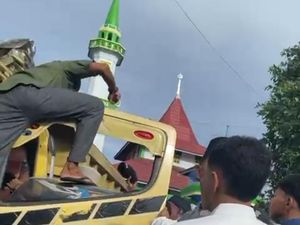 Sopir Truk Babak Belur Dimassa gegara Nyaris Tabrak Jemaah Salat Id di Ternate