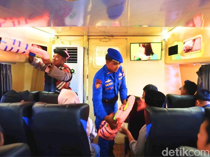 Sejumlah petugas memberikan pelampung ke penumpang speedboat di Pelabuhan Tarakan