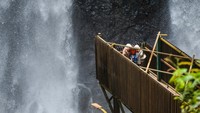 Pengunjung berfoto di objek wisata alam Air Terjun Cinulang di Desa Tanjungwangi, Cicalengka, Kabupaten Bandung, Jawa Barat, Selasa (1/4/2025).