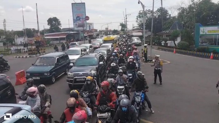 Suasana kemacetan Simpang Mengkreng Kediri