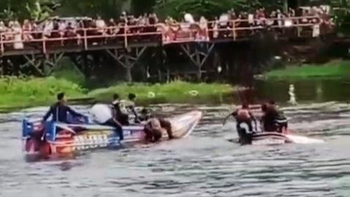 Speedboat Wisata  di Ogan Ilir terbalik