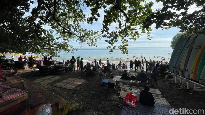 Suasana di Pantai Batukaras.