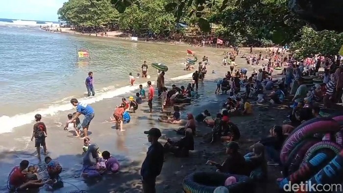 Suasana di Pantai Sindangkerta Tasikmalaya saat libur Lebaran.
