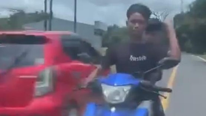 Tangkapan layar pemotor ugal-ugalan rusak mobil pemudik di perbatasan Jeneponto-Takalar.
