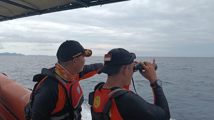 Tim SAR gabungan melaksanakan pencarian penumpang long boat yang hilang di perairan antara Kabupaten Kepulauan Sula dan Halmahera Selatan.