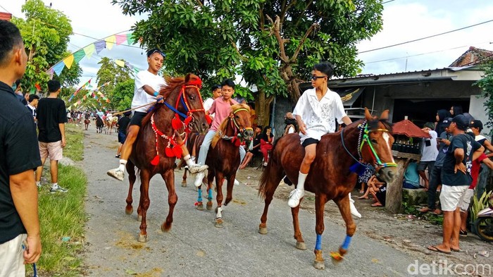 Tradisi Tiyu, pawai kuda di momen Lebaran, Lombok Timur, Selasa (1/4/2025).