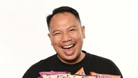 Lagi-lagi Vicky mempromosikan keripik ubi talas. Dengan wajah semringah, ia memamerkan aneka rasa keripik tersebut. Foto: Instagram vickyprasetyo777