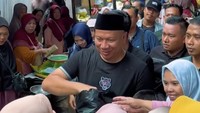 Saat mencoba peruntungan jadi calon legislatif (caleg) DPR RI di dapil Jawa Barat VI dari Partai Perindo, ia menyambangi Pasar Randudongkal untuk bertemu warga. Foto: Instagram vickyprasetyo777