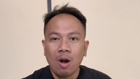Pria yang terkenal dengan gaya bahasa Vickynisasi ini juga kerap menerima endorse produk makanan. Kali ini dia sedang mempromosikan keripik ubi talas. Foto: Instagram vickyprasetyo777
