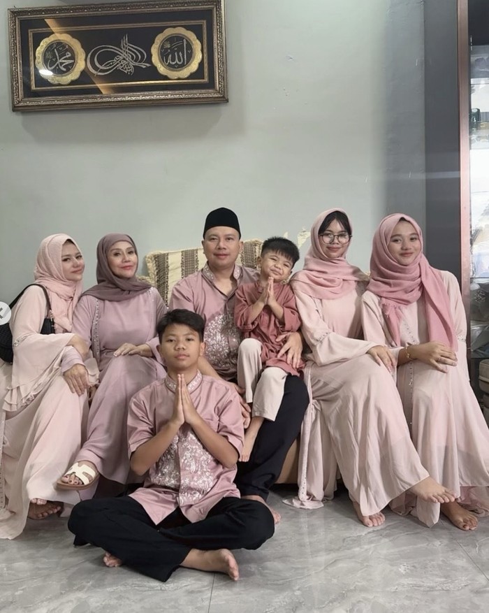 Vicky Prasetyo Sibuk Promosi Kopi Sang Gladiator hingga Keripik Talas
