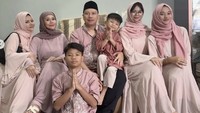 Tak hanya untuk keluarga, pria 40 tahun ini juga memberikan THR kepada karyawan dan tetangga di kampungnya. Foto: Instagram vickyprasetyo777