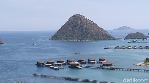 Vila-vila mewah yang dibangun di atas laut Labuan Bajo, Manggarai Barat, NTT. (Foto: Ambrosius Ardin/detikBali)