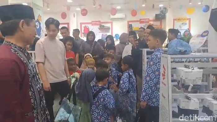 Wapres Gibran Rakabuming ajak anak yatim piatu di Solo beli baju Lebaran, Selasa (1/4/2025).