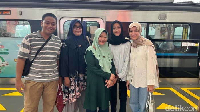 Warga Depok menjajal MRT wisata ke Blok M saat hari kedua Lebaran. (Ondang/detikcom)
